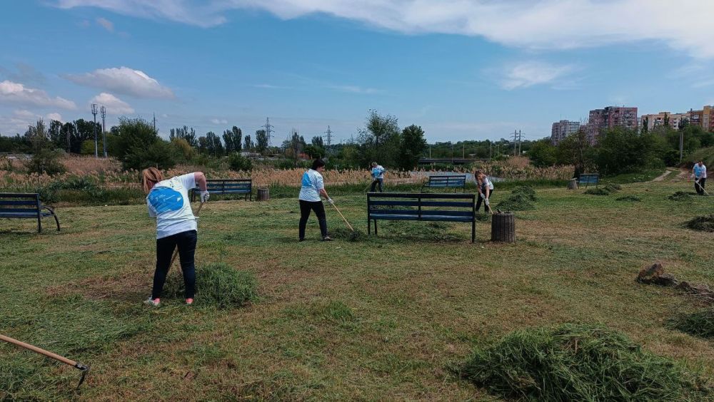 Субботник в сквере памяти погибшим Мариуполя Субботник в сквере памяти погибшим Мариуполя