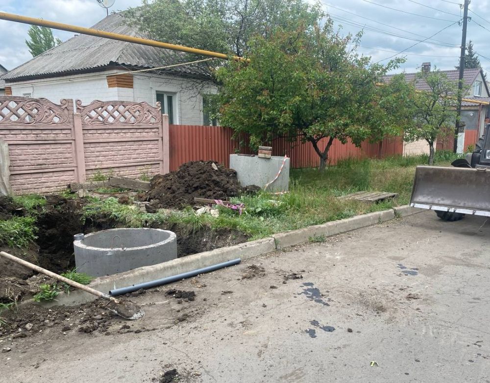 Аварийно-восстановительная бригада региона-шефа помогает решать коммунальные проблемы ждановцев Аварийно-восстановительная бригада региона-шефа помогает решать коммунальные проблемы ждановцев