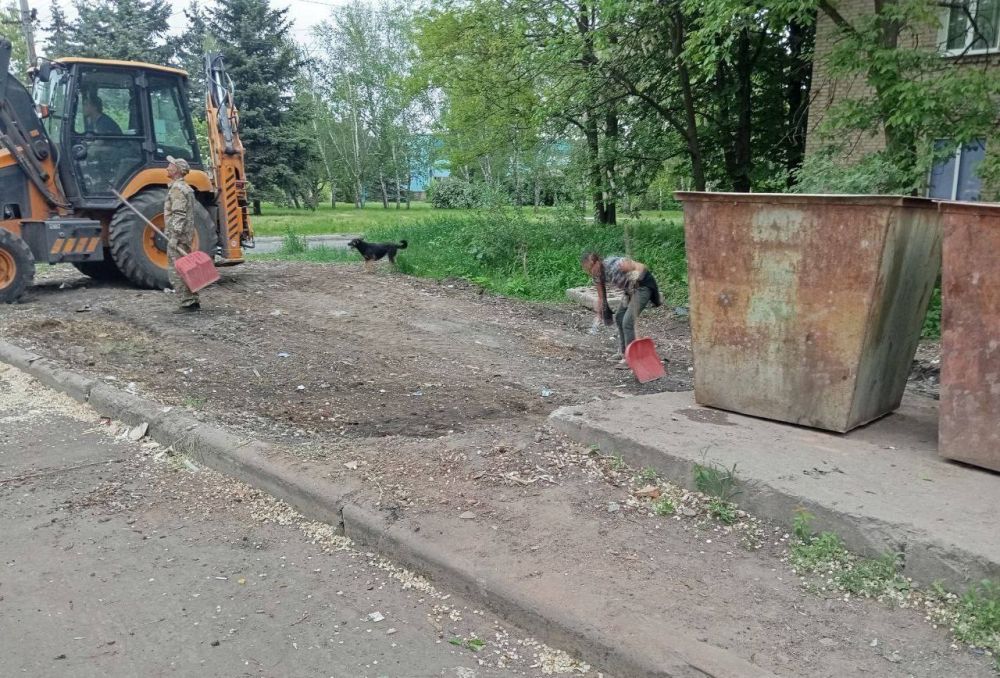 В Ждановке продолжается ликвидация стихийных свалок В Ждановке продолжается ликвидация стихийных свалок