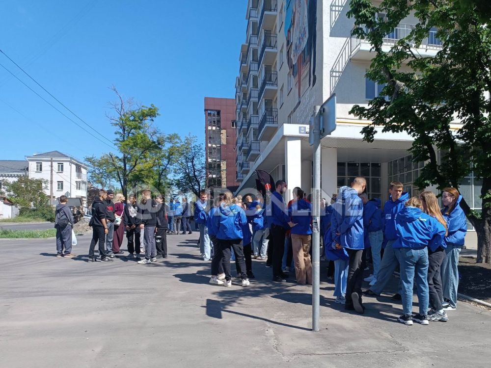 В центре Мариуполя открыли новый мурал, посвященный освобождению города от украинских националистов В центре Мариуполя открыли новый мурал, посвященный освобождению города от украинских националистов