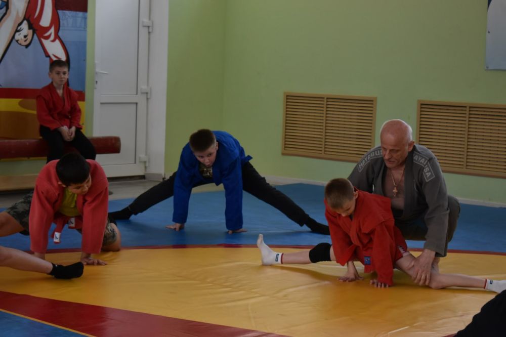 Два дня в Амвросиевке работала делегация спортсменов региона-шефа Амурской области Два дня в Амвросиевке работала делегация спортсменов региона-шефа Амурской области