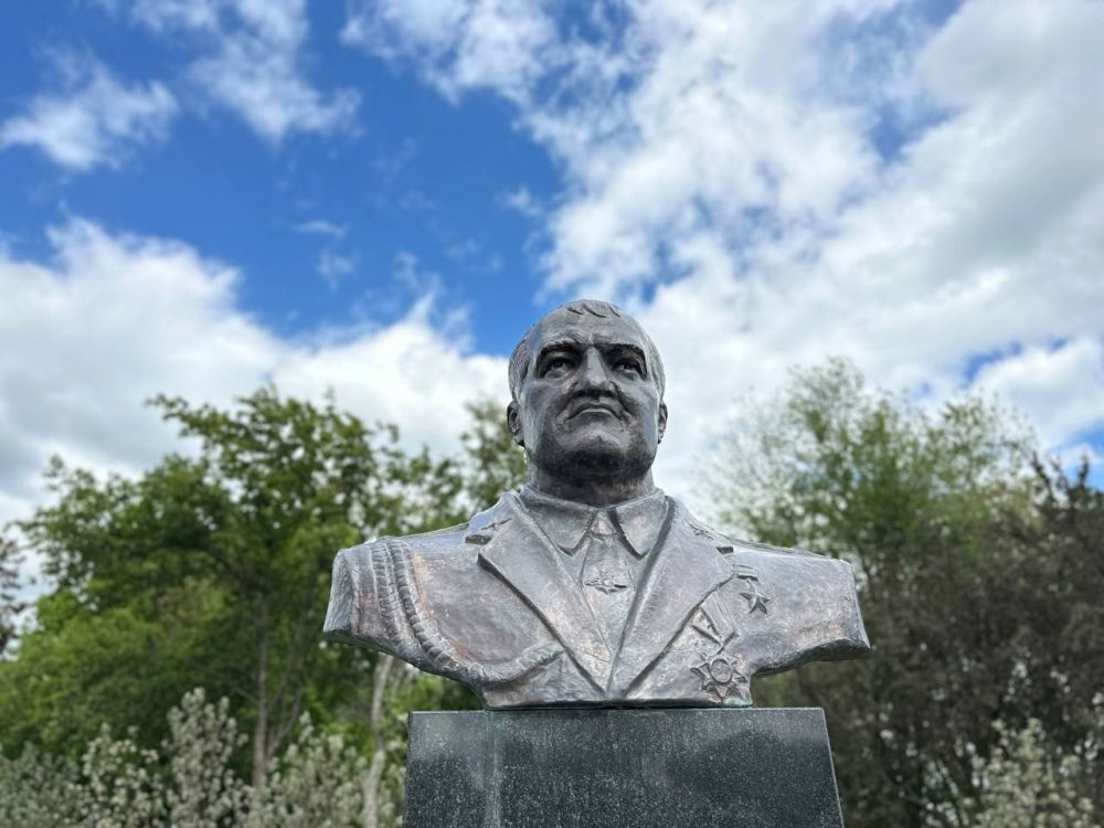 Андрей Крамар почтил память Героя ДНР Олега Мамиева Андрей Крамар почтил память Героя ДНР Олега Мамиева