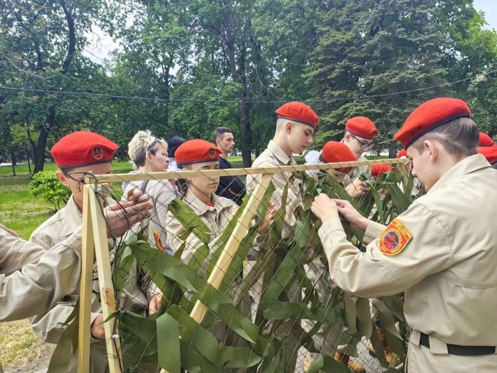 Юнармейцы Местного отделения городского округа Макеевка имени Героя СВО Линева Алексея Михайловича принимают участие в акции "Все для Zащитников Юнармейцы Местного отделения городского округа Макеевка имени Героя СВО Линева Алексея Михайловича принимают участие в акции "Все для Zащитников