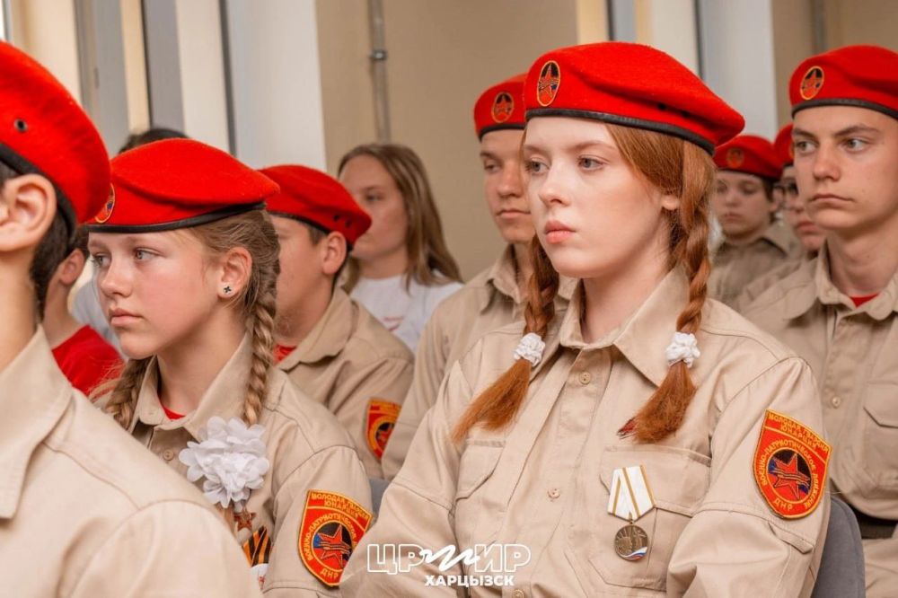 16 мая актив юнармейцев с руководителем городского «Патриот-Центра» Андреем Викторовичем Субботиным, совместно с Движением Первых принял участие в проведении встречи, на которой подрастающее поколение имело возможность... 16 мая актив юнармейцев с руководителем городского «Патриот-Центра» Андреем Викторовичем Субботиным, совместно с Движением Первых принял участие в проведении встречи, на которой подрастающее поколение имело возможность...