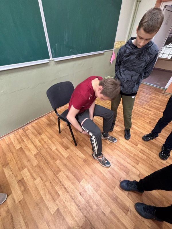 ЗАНЯТИЯ МГЮ. Юнармейцы ВПК «Доблесть» ГБОУ «Гимназия №19 г.о. Донецк» Мартыненко Ева, Кривцова Мария, Талалайко Ирина, Клокова Арина, Федосеев Игорь, Маклаков Алексей, Ткаченко Захар, Литвинчук Максим, Скрипник Захар... ЗАНЯТИЯ МГЮ. Юнармейцы ВПК «Доблесть» ГБОУ «Гимназия №19 г.о. Донецк» Мартыненко Ева, Кривцова Мария, Талалайко Ирина, Клокова Арина, Федосеев Игорь, Маклаков Алексей, Ткаченко Захар, Литвинчук Максим, Скрипник Захар...