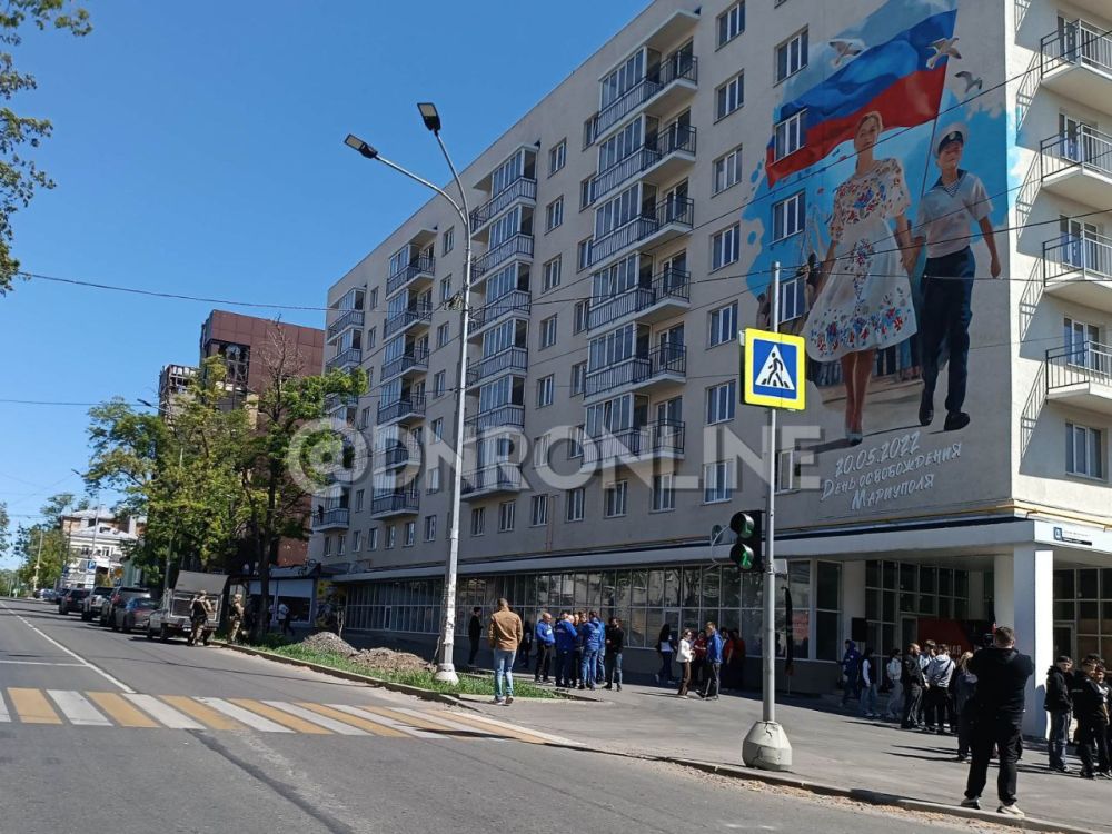 В центре Мариуполя открыли новый мурал, посвященный освобождению города от украинских националистов В центре Мариуполя открыли новый мурал, посвященный освобождению города от украинских националистов