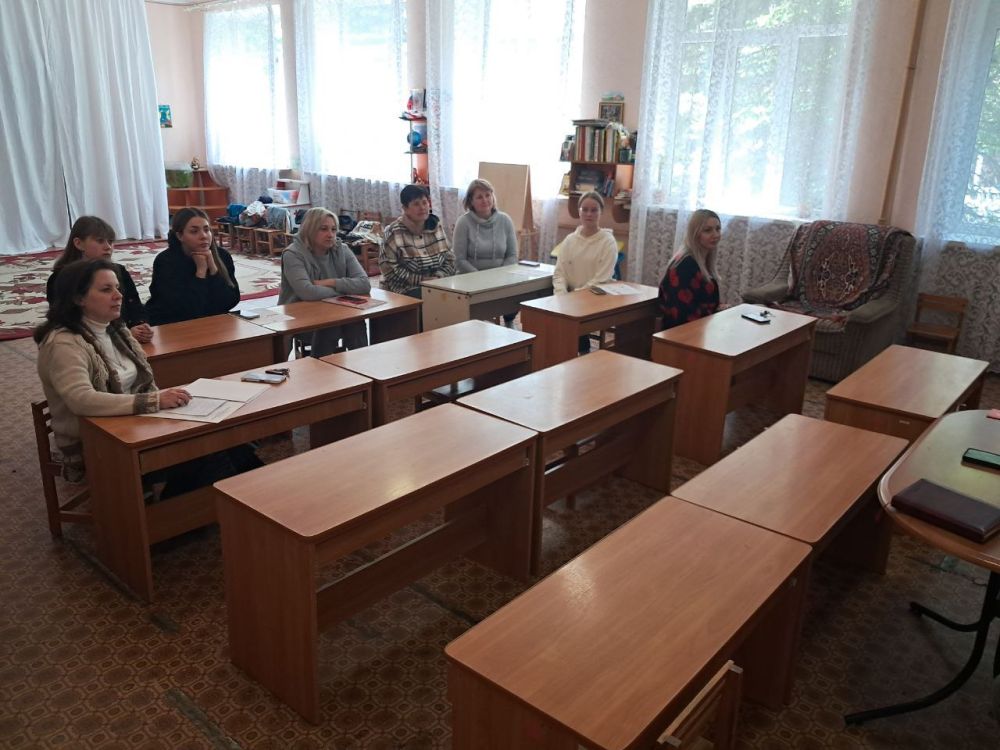 19 мая первый заместитель руководителя Управы Центрально-Городского внутригородского района Инна Кисенко и депутаты Макеевского городского совета Татьяна Репунова и Геннадий Гальчук провели встречу с трудовым коллективом... 19 мая первый заместитель руководителя Управы Центрально-Городского внутригородского района Инна Кисенко и депутаты Макеевского городского совета Татьяна Репунова и Геннадий Гальчук провели встречу с трудовым коллективом...