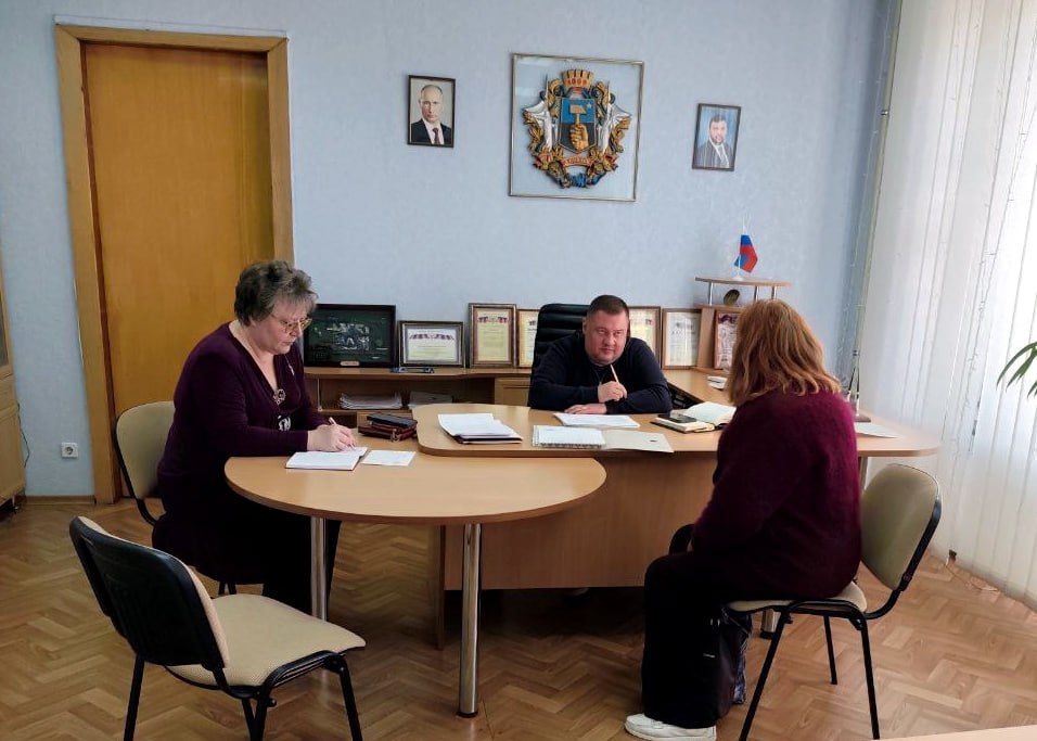 В понедельник, 19 мая, руководитель Управы Куйбышевского внутригородского района Администрации городского округа Донецк Иван Адамец провел прием граждан В понедельник, 19 мая, руководитель Управы Куйбышевского внутригородского района Администрации городского округа Донецк Иван Адамец провел прием граждан