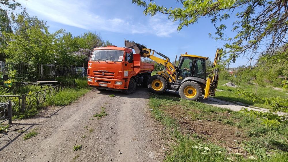 Петербуржцы помогают в Мариуполе в уборке кладбищ Петербуржцы помогают в Мариуполе в уборке кладбищ