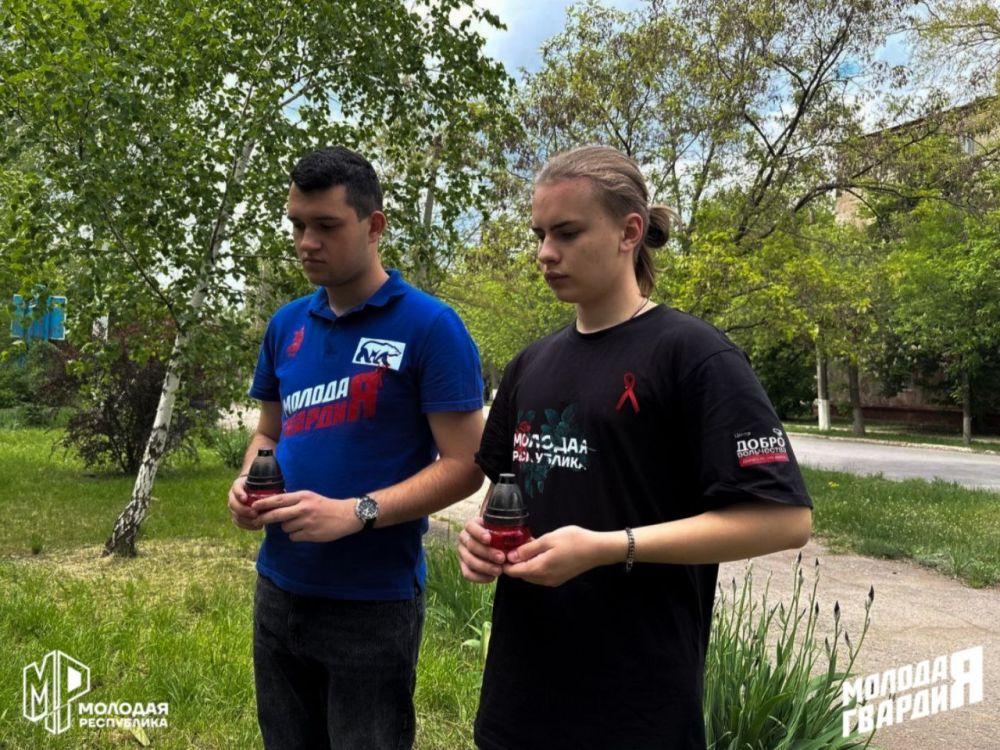 Мы — помним. В День памяти погибших людей от СПИДа активисты Молодёжки Горловки зажгли лампадки у памятника «Мир мастерства и милосердия», созданного студентами и преподавателями техникума № 37. Также активисты раздали... Мы — помним. В День памяти погибших людей от СПИДа активисты Молодёжки Горловки зажгли лампадки у памятника «Мир мастерства и милосердия», созданного студентами и преподавателями техникума № 37. Также активисты раздали...