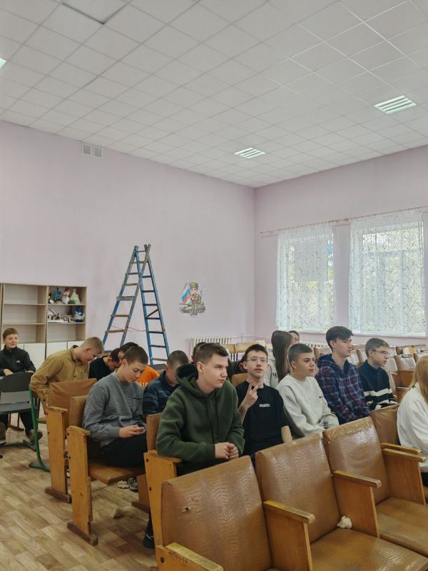 Лекция о Грантах. Для старшеклассников ГБОУ "СШ №13 г. о. Иловайск" сегодня была проведена познавательная лекция, посвященная грантам — источнику финансовой поддержки талантливых учащихся и перспективных проектов Лекция о Грантах. Для старшеклассников ГБОУ "СШ №13 г. о. Иловайск" сегодня была проведена познавательная лекция, посвященная грантам — источнику финансовой поддержки талантливых учащихся и перспективных проектов