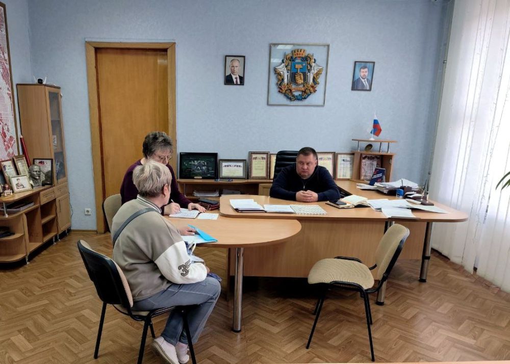 В понедельник, 19 мая, руководитель Управы Куйбышевского внутригородского района Администрации городского округа Донецк Иван Адамец провел прием граждан В понедельник, 19 мая, руководитель Управы Куйбышевского внутригородского района Администрации городского округа Донецк Иван Адамец провел прием граждан