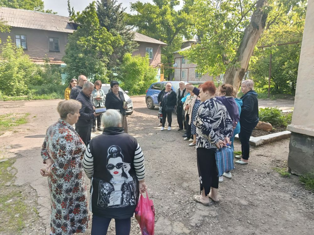 19 мая руководитель Управы Советского внутригородского района Администрации городского округа Макеевка Мария Чулакова провела встречу с населением по улице Середы во дворе дома № 15 19 мая руководитель Управы Советского внутригородского района Администрации городского округа Макеевка Мария Чулакова провела встречу с населением по улице Середы во дворе дома № 15