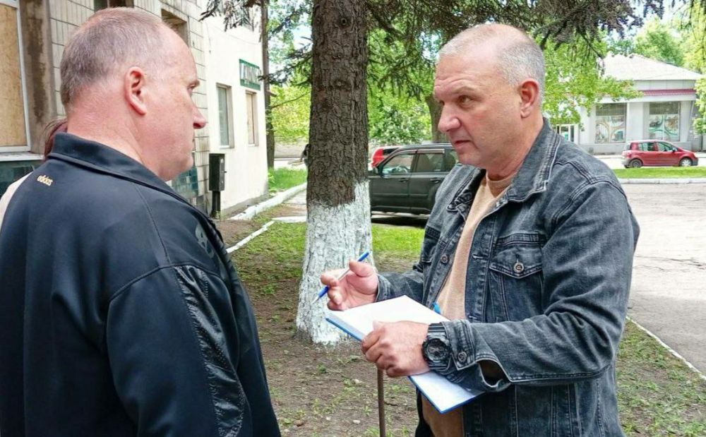 ВСТРЕЧИ ВО ДВОРАХ. Депутаты Донецкого городского совета Михаил Рыбаков, Виктория Хощенко, Эдуард Либерман, Константин Перков, Татьяна Жукова, Александр Герасименко, Ирина Бениаминова, Андрей Середа, Лилия Ошурко, Константин... ВСТРЕЧИ ВО ДВОРАХ. Депутаты Донецкого городского совета Михаил Рыбаков, Виктория Хощенко, Эдуард Либерман, Константин Перков, Татьяна Жукова, Александр Герасименко, Ирина Бениаминова, Андрей Середа, Лилия Ошурко, Константин...