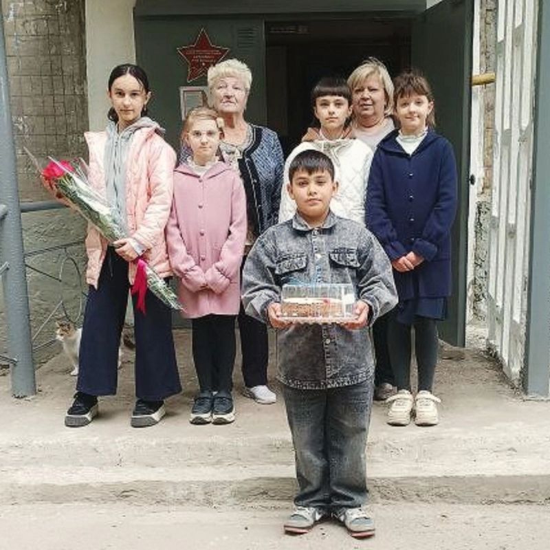 От всей души поздравили с днем рождения ветерана Великой Отечественной войны, почетного гражданина городского округа Донецк Анну Васильевну Антоненко От всей души поздравили с днем рождения ветерана Великой Отечественной войны, почетного гражданина городского округа Донецк Анну Васильевну Антоненко