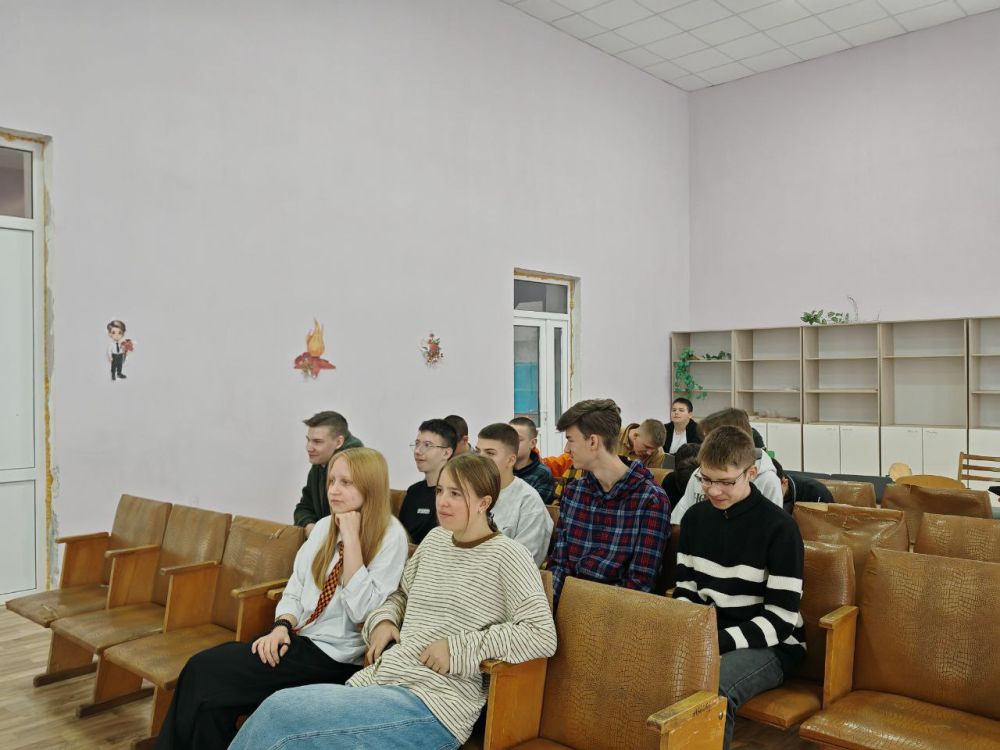 Лекция о Грантах. Для старшеклассников ГБОУ "СШ №13 г. о. Иловайск" сегодня была проведена познавательная лекция, посвященная грантам — источнику финансовой поддержки талантливых учащихся и перспективных проектов Лекция о Грантах. Для старшеклассников ГБОУ "СШ №13 г. о. Иловайск" сегодня была проведена познавательная лекция, посвященная грантам — источнику финансовой поддержки талантливых учащихся и перспективных проектов