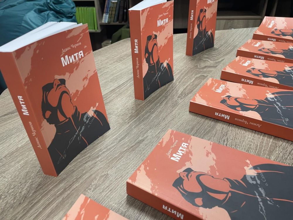 Александр Шатов: Сахалинский писатель подарил книги библиотекам Шахтерска Александр Шатов: Сахалинский писатель подарил книги библиотекам Шахтерска