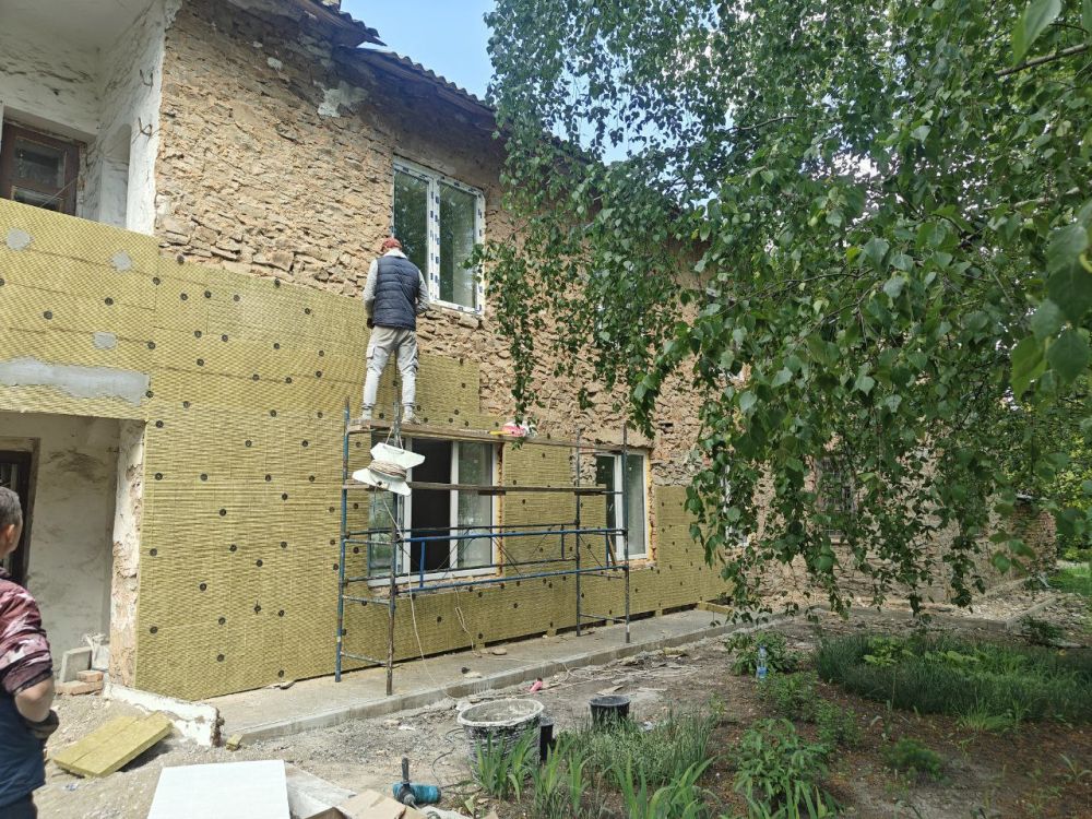 В Снежном ведется капитальный ремонт спортивно-культурного комплекса В Снежном ведется капитальный ремонт спортивно-культурного комплекса