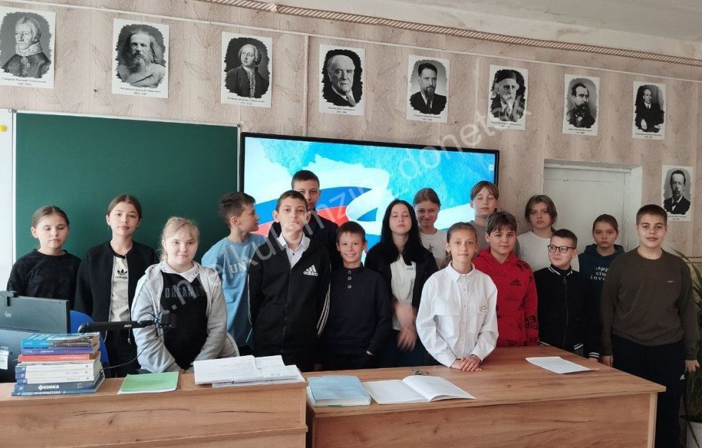 Сегодня в школах Донецка в рамках внеурочной деятельности «Разговоры о важном» прошло занятие «Ценности, которые нас объединяют» Сегодня в школах Донецка в рамках внеурочной деятельности «Разговоры о важном» прошло занятие «Ценности, которые нас объединяют»