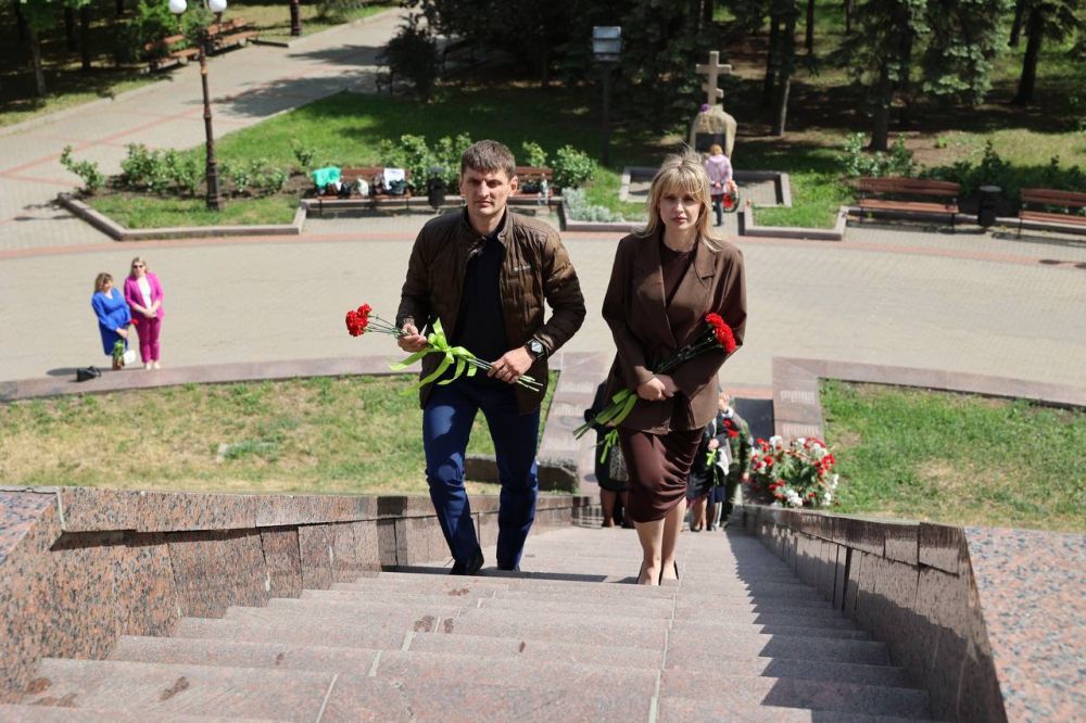 В Доме Профсоюзов прошло патриотическое мероприятие, посвященное памятным датам: 80-летию Великой Победы, 120-летию профсоюзного движения России и 10-летию профсоюзного движения Донецкой Народной Республики под названием... В Доме Профсоюзов прошло патриотическое мероприятие, посвященное памятным датам: 80-летию Великой Победы, 120-летию профсоюзного движения России и 10-летию профсоюзного движения Донецкой Народной Республики под названием...