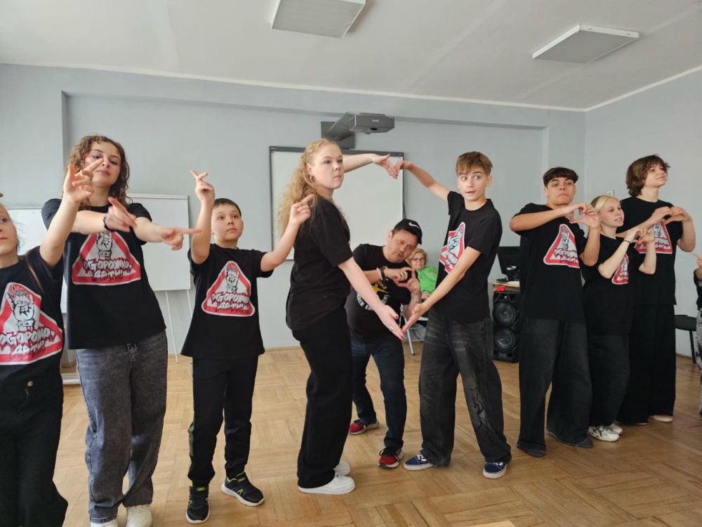 Снежнянская команда КВН «Осторожно, дети» поучаствовали в финале Ростовской Юниор-Лиги КВН Снежнянская команда КВН «Осторожно, дети» поучаствовали в финале Ростовской Юниор-Лиги КВН