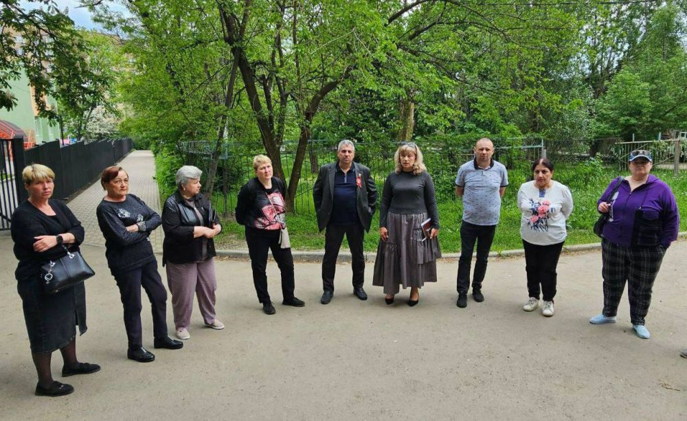 ВСТРЕЧИ ВО ДВОРАХ. Депутаты Донецкого городского совета Михаил Рыбаков, Виктория Хощенко, Эдуард Либерман, Константин Перков, Татьяна Жукова, Александр Герасименко, Ирина Бениаминова, Андрей Середа, Лилия Ошурко, Константин... ВСТРЕЧИ ВО ДВОРАХ. Депутаты Донецкого городского совета Михаил Рыбаков, Виктория Хощенко, Эдуард Либерман, Константин Перков, Татьяна Жукова, Александр Герасименко, Ирина Бениаминова, Андрей Середа, Лилия Ошурко, Константин...