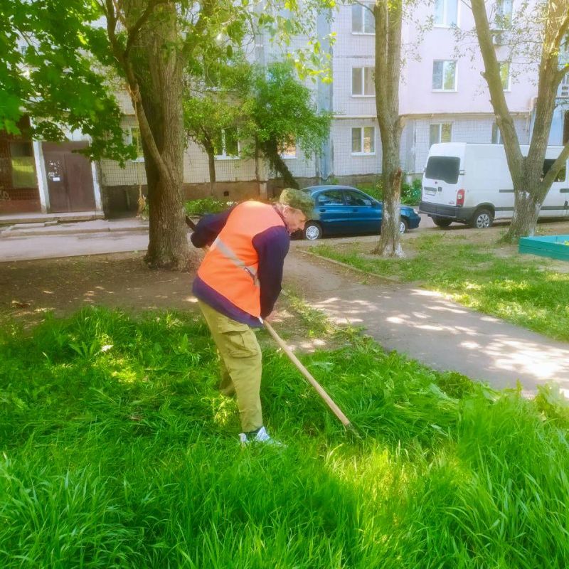 Михаил Меренков: Работы дворников на придомовых территориях Буденновского района сегодня Михаил Меренков: Работы дворников на придомовых территориях Буденновского района сегодня