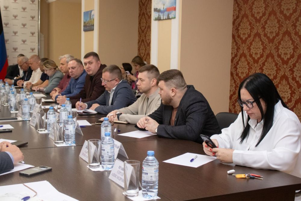 Алексей Дорофеев: Сегодня принял участие в рабочем совещании с Председателем Народного Совета Константином Кузьминым и коллегами – председателями комитетов Алексей Дорофеев: Сегодня принял участие в рабочем совещании с Председателем Народного Совета Константином Кузьминым и коллегами – председателями комитетов