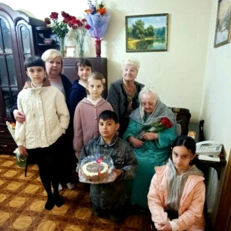 От всей души поздравили с днем рождения ветерана Великой Отечественной войны, почетного гражданина городского округа Донецк Анну Васильевну Антоненко От всей души поздравили с днем рождения ветерана Великой Отечественной войны, почетного гражданина городского округа Донецк Анну Васильевну Антоненко