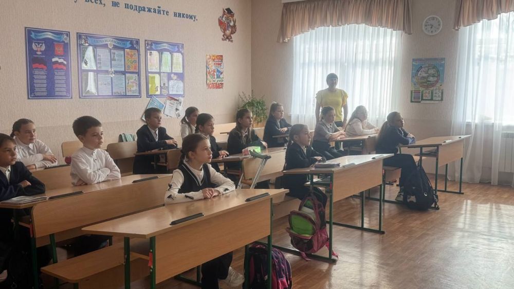 В образовательных учреждениях округа прошли внеклассные занятия «Разговоры о важном» В образовательных учреждениях округа прошли внеклассные занятия «Разговоры о важном»