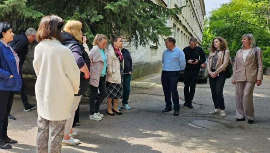 ВСТРЕЧИ ВО ДВОРАХ. Депутаты Донецкого городского совета Михаил Рыбаков, Виктория Хощенко, Эдуард Либерман, Константин Перков, Татьяна Жукова, Александр Герасименко, Ирина Бениаминова, Андрей Середа, Лилия Ошурко, Константин... ВСТРЕЧИ ВО ДВОРАХ. Депутаты Донецкого городского совета Михаил Рыбаков, Виктория Хощенко, Эдуард Либерман, Константин Перков, Татьяна Жукова, Александр Герасименко, Ирина Бениаминова, Андрей Середа, Лилия Ошурко, Константин...