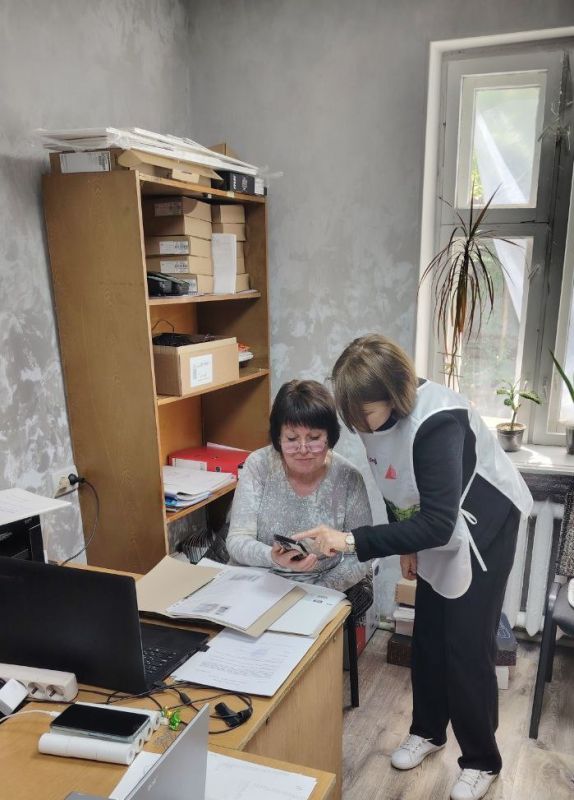 Волонтеры помогают гражданам принять участие в голосовании в рамках федерального проекта «Формирование комфортной городской среды» Волонтеры помогают гражданам принять участие в голосовании в рамках федерального проекта «Формирование комфортной городской среды»