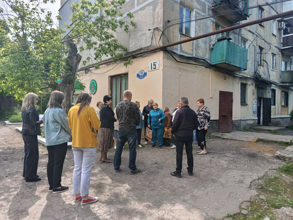 19 мая руководитель Управы Советского внутригородского района Администрации городского округа Макеевка Мария Чулакова провела встречу с населением по улице Середы во дворе дома № 15 19 мая руководитель Управы Советского внутригородского района Администрации городского округа Макеевка Мария Чулакова провела встречу с населением по улице Середы во дворе дома № 15