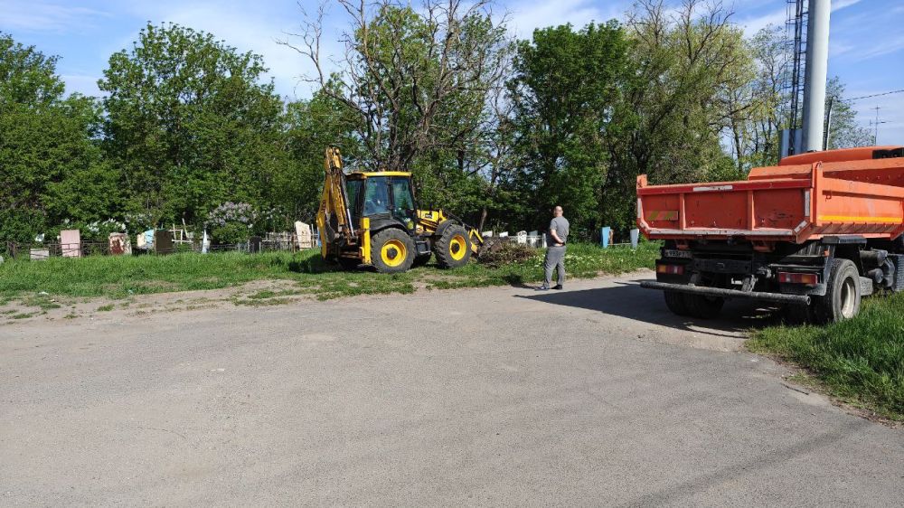 Петербуржцы помогают в Мариуполе в уборке кладбищ Петербуржцы помогают в Мариуполе в уборке кладбищ