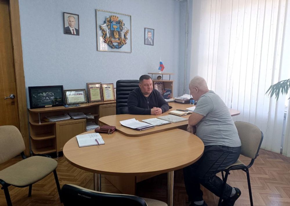 В понедельник, 19 мая, руководитель Управы Куйбышевского внутригородского района Администрации городского округа Донецк Иван Адамец провел прием граждан В понедельник, 19 мая, руководитель Управы Куйбышевского внутригородского района Администрации городского округа Донецк Иван Адамец провел прием граждан