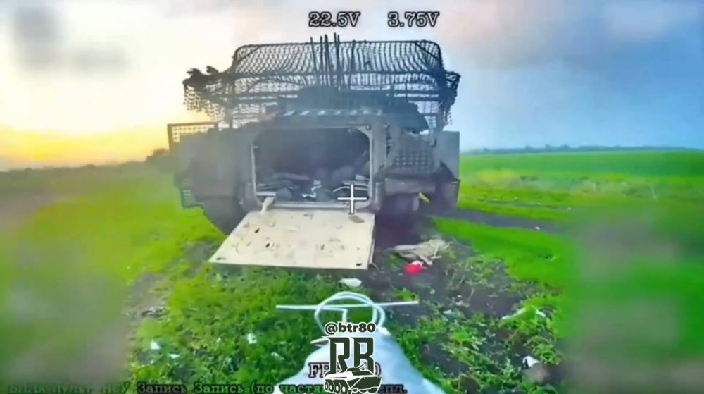 Уничтожение оптоволоконными FPV-дронами бронеавтомобиля International MaxxPro и поражение брошенной БМП M2A2 Bradley ODS-SA на Покровском направлении Уничтожение оптоволоконными FPV-дронами бронеавтомобиля International MaxxPro и поражение брошенной БМП M2A2 Bradley ODS-SA на Покровском направлении