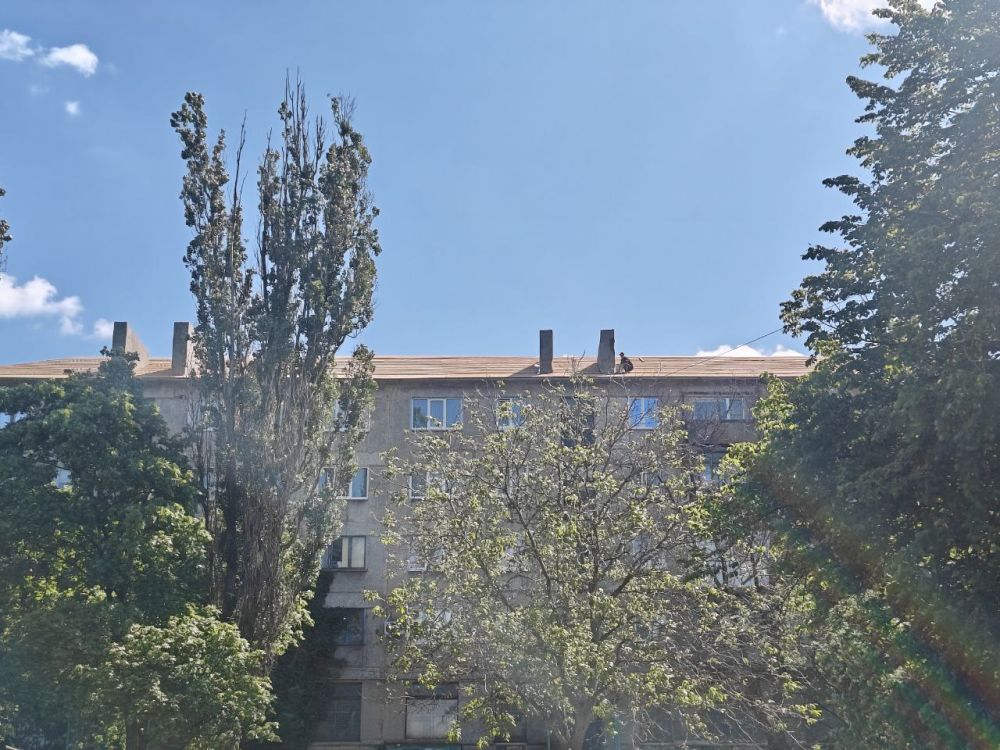 В Снежном ведутся работы по реконструкция кровли многоквартирного дома В Снежном ведутся работы по реконструкция кровли многоквартирного дома