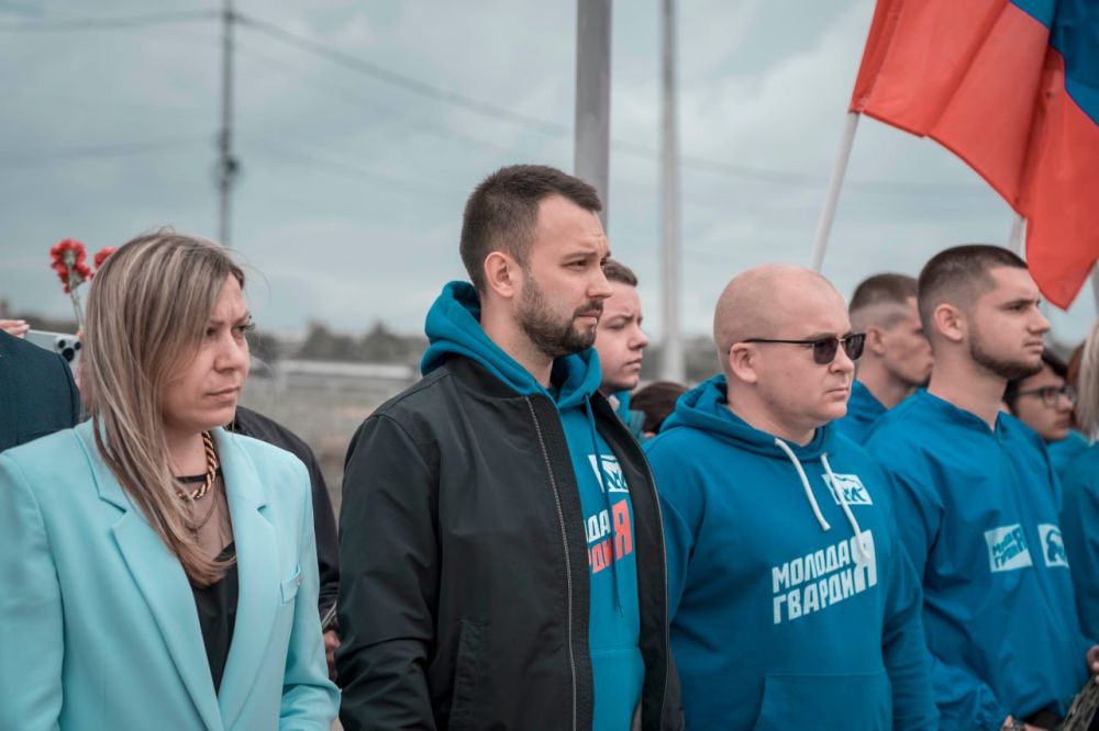Молодёжь почтила память тех, кто отдал жизни за освобождение Мариуполя Молодёжь почтила память тех, кто отдал жизни за освобождение Мариуполя
