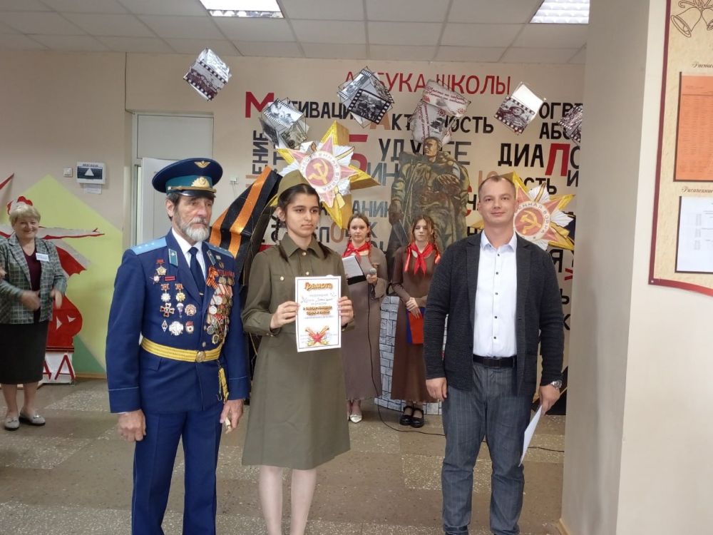19 мая-День Пионерии. В честь этого праздника в ГБОУ "Школа №3 г. о. Дебальцево" по партийному проекту "Новая школа" прошёл конкурс-смотр строя и песни "Пионерское детство" в котором приняли участие учащиеся 2-10 классов 19 мая-День Пионерии. В честь этого праздника в ГБОУ "Школа №3 г. о. Дебальцево" по партийному проекту "Новая школа" прошёл конкурс-смотр строя и песни "Пионерское детство" в котором приняли участие учащиеся 2-10 классов