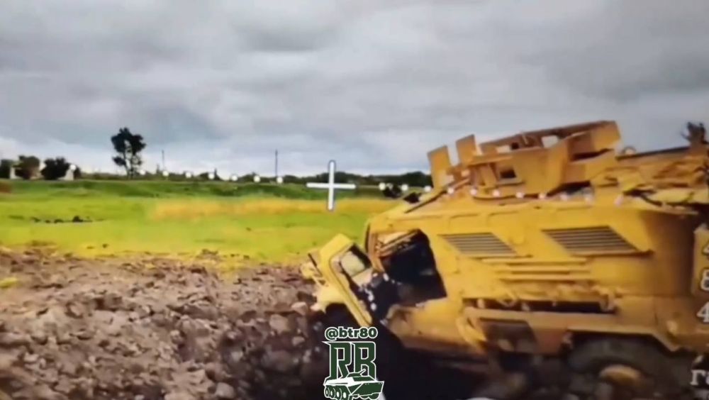 Уничтожение оптоволоконными FPV-дронами бронеавтомобиля International MaxxPro и поражение брошенной БМП M2A2 Bradley ODS-SA на Покровском направлении Уничтожение оптоволоконными FPV-дронами бронеавтомобиля International MaxxPro и поражение брошенной БМП M2A2 Bradley ODS-SA на Покровском направлении