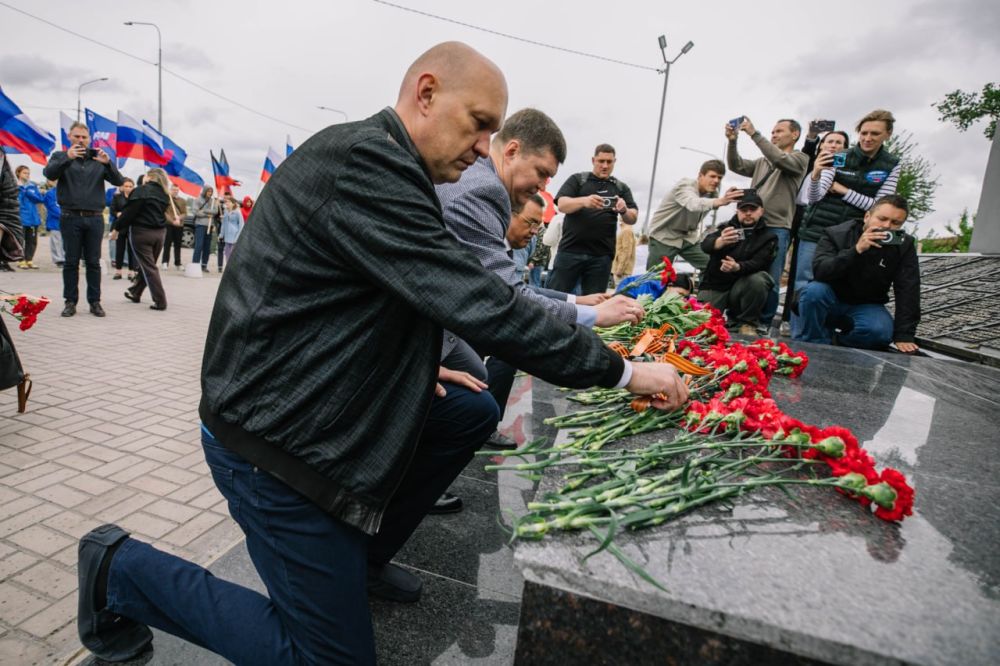 Олег Моргун: Сегодня, в третью годовщину освобождения Мариуполя от неонацистов, почтили память солдат и офицеров, отдавших жизни за нашу свободу, за возвращение приморского города домой, в Россию Олег Моргун: Сегодня, в третью годовщину освобождения Мариуполя от неонацистов, почтили память солдат и офицеров, отдавших жизни за нашу свободу, за возвращение приморского города домой, в Россию