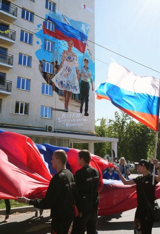 Новый мурал, 200-метровый флаг ДНР и большой концерт на набережной: как Мариуполь отмечает освобождение города от ВСУ Новый мурал, 200-метровый флаг ДНР и большой концерт на набережной: как Мариуполь отмечает освобождение города от ВСУ