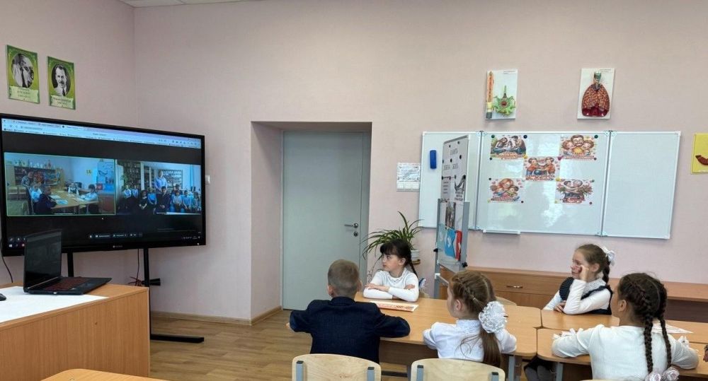 Школьники из Свердловской области и Тельмановского округа провели творческий телемост Школьники из Свердловской области и Тельмановского округа провели творческий телемост