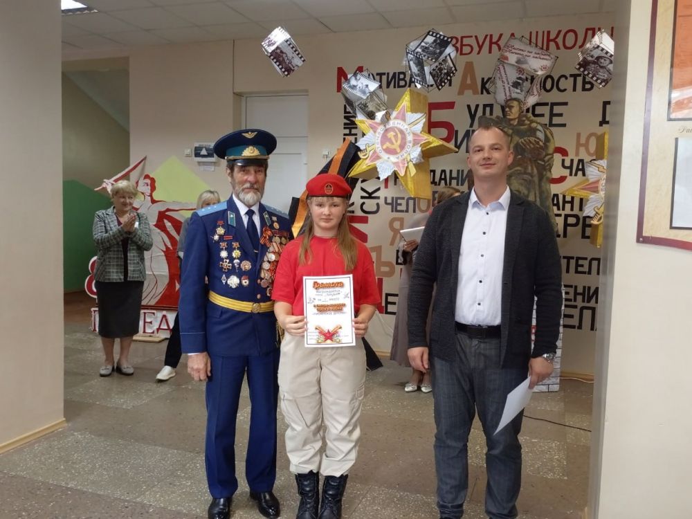 19 мая-День Пионерии. В честь этого праздника в ГБОУ "Школа №3 г. о. Дебальцево" по партийному проекту "Новая школа" прошёл конкурс-смотр строя и песни "Пионерское детство" в котором приняли участие учащиеся 2-10 классов 19 мая-День Пионерии. В честь этого праздника в ГБОУ "Школа №3 г. о. Дебальцево" по партийному проекту "Новая школа" прошёл конкурс-смотр строя и песни "Пионерское детство" в котором приняли участие учащиеся 2-10 классов