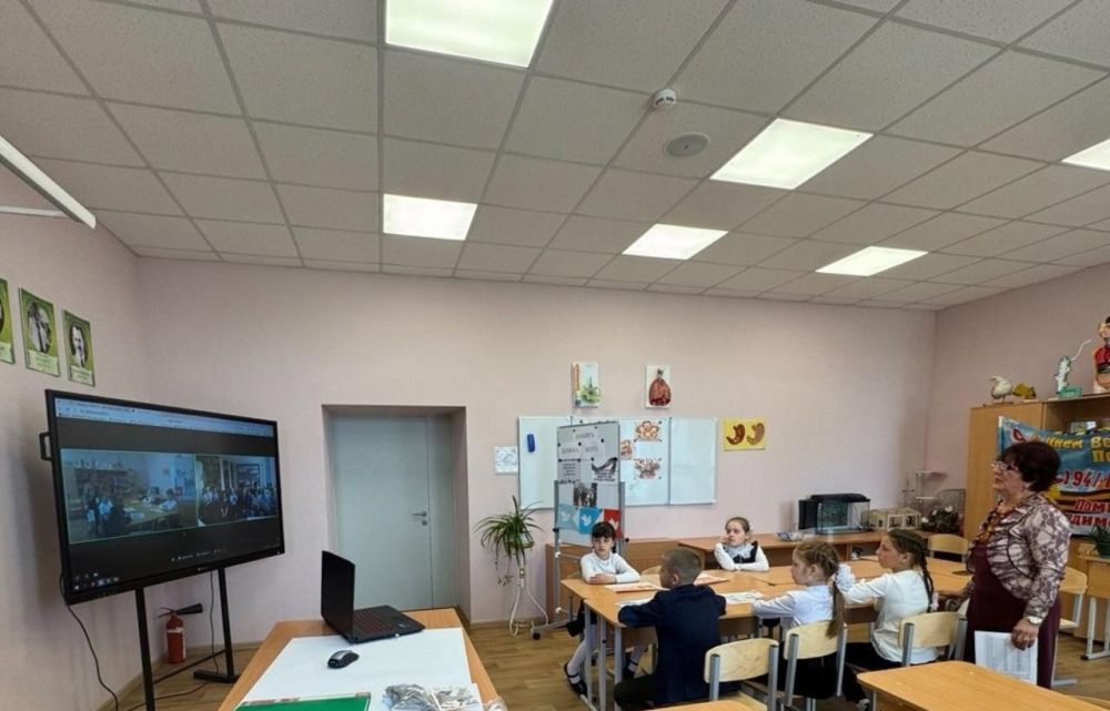 Школьники из Свердловской области и Тельмановского округа провели творческий телемост Школьники из Свердловской области и Тельмановского округа провели творческий телемост