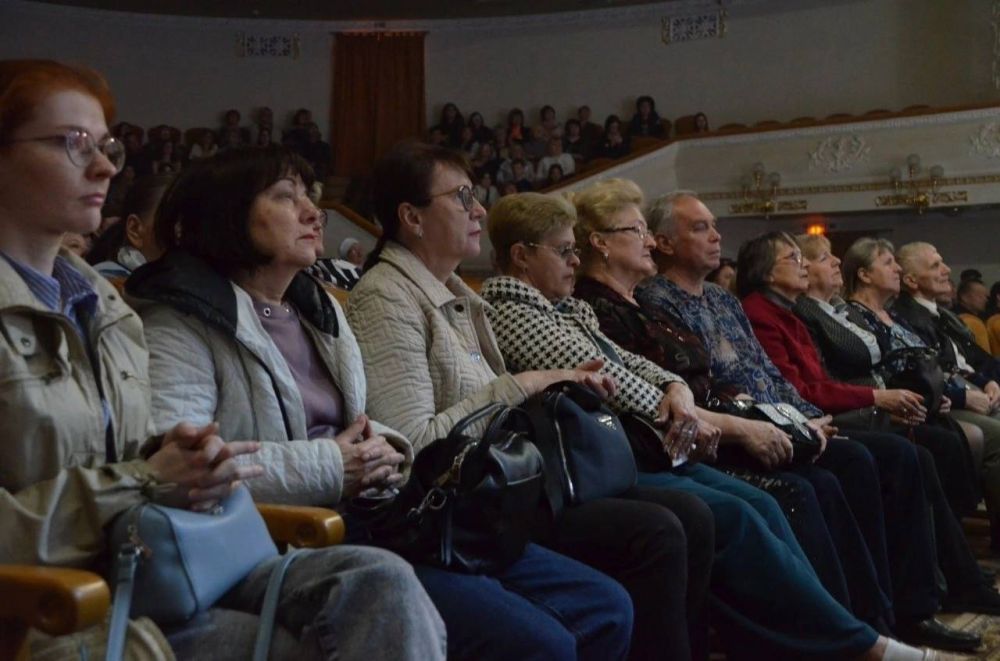 стенах Донецкого государственного академического музыкально-драматического театра имени М. М. Бровуна состоялся показ спектакля «Поэзия созидания» театра Никиты Михалкова стенах Донецкого государственного академического музыкально-драматического театра имени М. М. Бровуна состоялся показ спектакля «Поэзия созидания» театра Никиты Михалкова