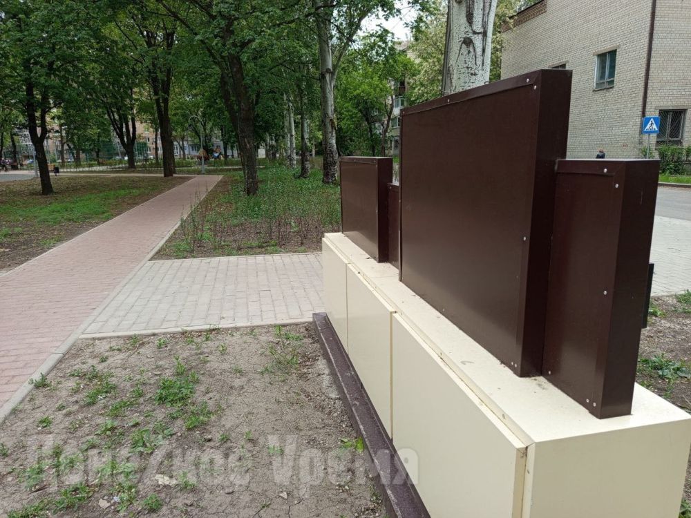 После вандалов: так сейчас выглядит новая стела в парке "Строитель" в Калининском районе Донецка После вандалов: так сейчас выглядит новая стела в парке "Строитель" в Калининском районе Донецка