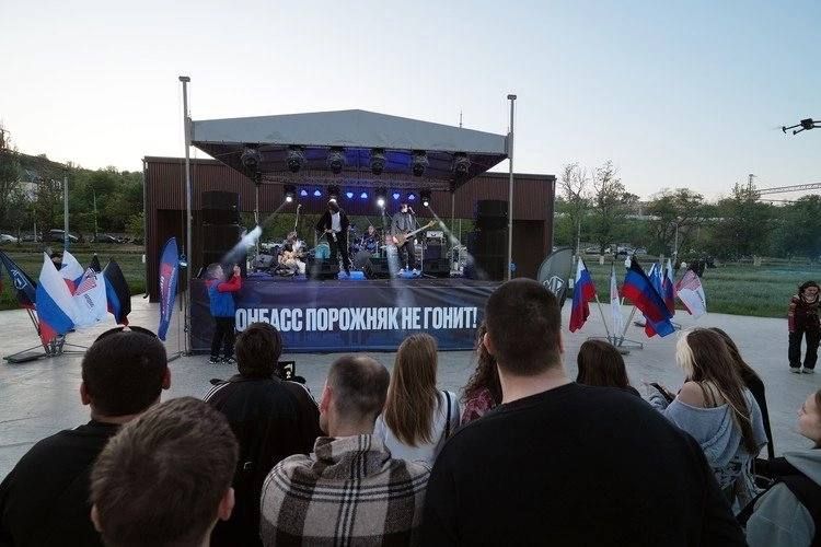 Новый мурал, 200-метровый флаг ДНР и большой концерт на набережной: как Мариуполь отмечает освобождение города от ВСУ Новый мурал, 200-метровый флаг ДНР и большой концерт на набережной: как Мариуполь отмечает освобождение города от ВСУ