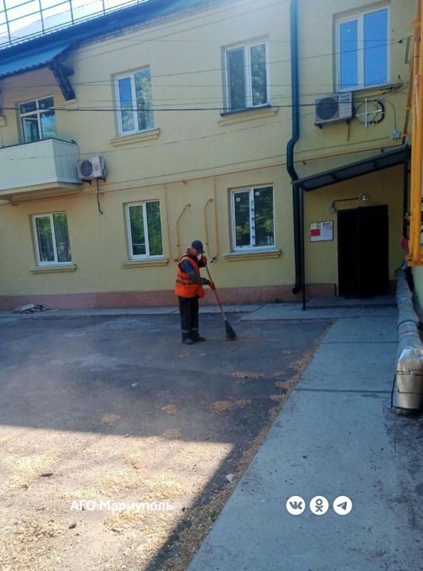 За вчерашний день «Мариупольжилкомплекс» благоустроил более 10 дворов многоэтажек За вчерашний день «Мариупольжилкомплекс» благоустроил более 10 дворов многоэтажек