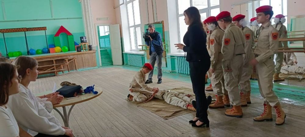 19 мая юнармейцы МО г. Комсомольское приняли участие в мероприятии «Мы - патриоты», посвященное Дню детских общественных объединений, которое прошло в ДК г.Комсомольское. Мероприятие прошло в виде квеста для команд из... 19 мая юнармейцы МО г. Комсомольское приняли участие в мероприятии «Мы - патриоты», посвященное Дню детских общественных объединений, которое прошло в ДК г.Комсомольское. Мероприятие прошло в виде квеста для команд из...